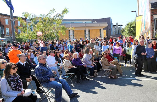 16_10_18-3-south-philly-mural-crowd-dc_5090